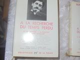 deux livres posés sur une table