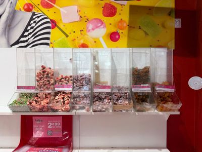 de nombreux types de bonbons exposés dans un magasin