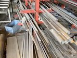 une machine qui travaille sur une pièce de bois