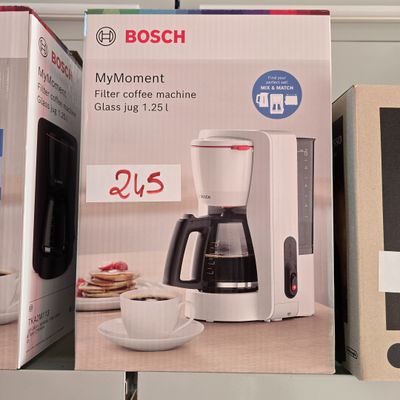 deux cartons de machines à café sur l'étagère du magasin