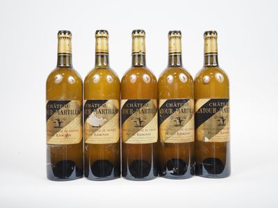 quatre bouteilles de vin sont alignées sur une surface blanche