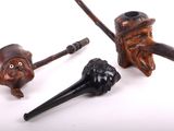 trois types différents de traces de fumée de pipe sur une surface blanche