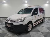 la camionnette blanche est garée sur le sol en damier d'une pièce
