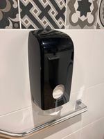 LOT COMPRENANT : - un distributeur à feuilles de papier toil…