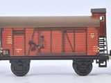 trois wagons de train miniature alignés les uns à côté des autres