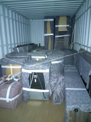 Deux cuisines ( une bleue et une rouge/marron) et électromén…