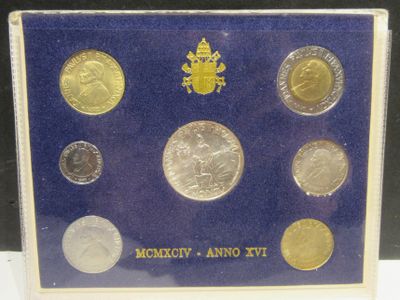une vitrine posée sur une table et contenant six pièces différentes