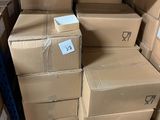 de nombreux cartons empilés les uns sur les autres dans un entrepôt