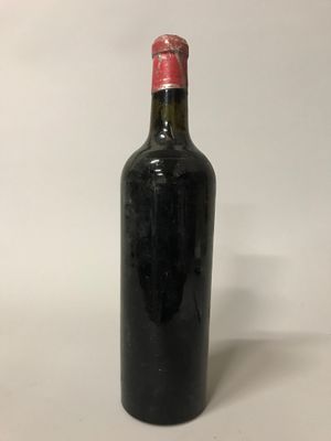 une bouteille de vin posée sur une table