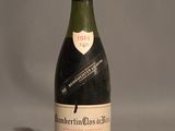 une bouteille de vin posée sur une table