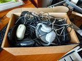 une boîte remplie de matériel informatique posée sur un bureau
