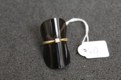 une bague noire avec un anneau doré et une étiquette de prix