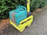 une petite machine bleue et jaune posée par terre