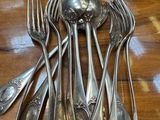beaucoup de cuillères et de fourchettes en argent sur la table