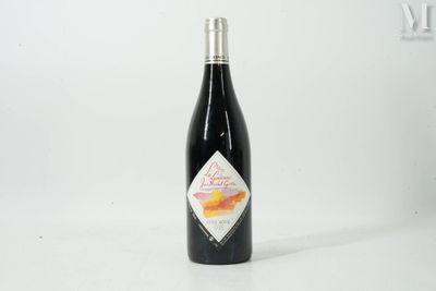 une bouteille de vin posée sur une table