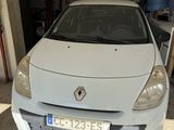 la photo d'une voiture garée dans un garage