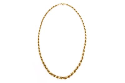 un collier à chaîne en or sur fond blanc
