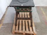 une image représentant une table sur laquelle est posé un ordinateur portable