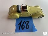 une petite voiture jaune posée sur un tissu bleu