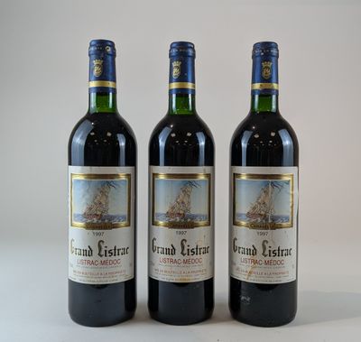 trois bouteilles de vin posées sur une table l'une à côté de l'autre