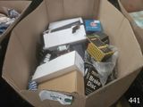 une boîte en carton remplie d'objets hétéroclites sur une table