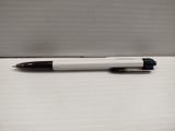 un stylo posé sur une feuille de papier