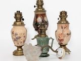 trois vases posés l'un à côté de l'autre sur une table