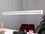 une photo d'une salle à manger avec une table blanche et des chaises rouges