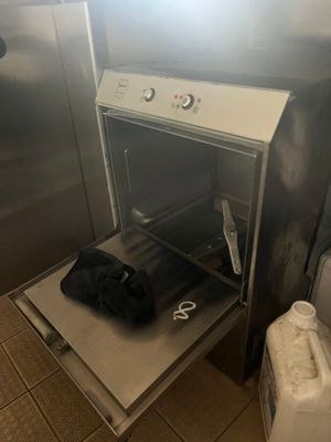un sac noir posé sur une cuisinière dans une cuisine