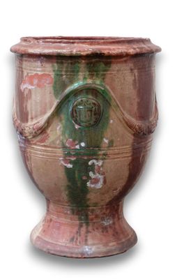 une image représentant un vase sur lequel figure un visage