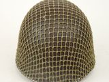 une image montrant un gros plan d'un casque posé sur une surface blanche