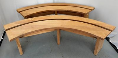 trois bancs en bois placés les uns à côté des autres dans une pièce