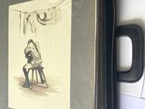 une photo d'un homme assis sur une chaise à une table