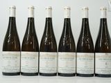 six bouteilles de vin sont alignées sur une table