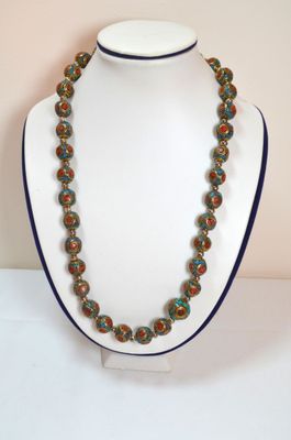 gros plan d'un collier sur un mannequin posé sur une table