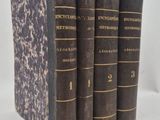 trois vieux livres posés l'un sur l'autre sur une surface blanche