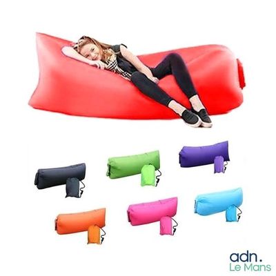une photo d'une femme allongée sur une grande chaise longue gonflable