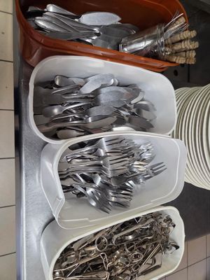 beaucoup de couverts dans les plateaux posés sur le comptoir