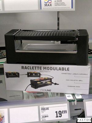 une photo en noir et blanc d'un grille-pain exposé dans un magasin