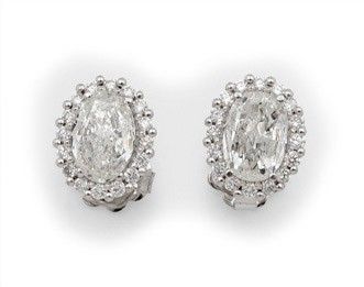 une paire de boucles d'oreilles en diamant