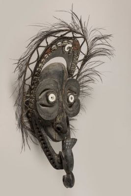 une image représentant un masque accroché à un mur