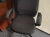 une chaise de bureau noire placée devant un bureau
