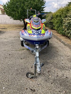 un jet-ski garé sur le bord de la route