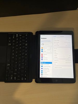 deux ordinateurs portables posés l'un à côté de l'autre sur une table