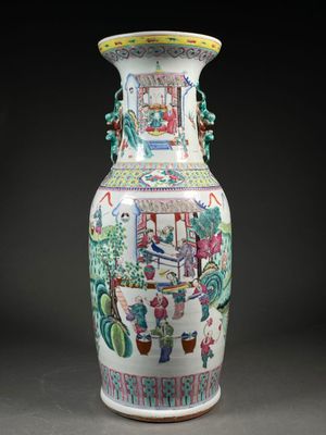 un vase sur lequel figure une photo de personnes