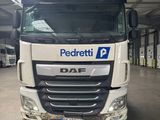une photo d'un camion garé dans un garage