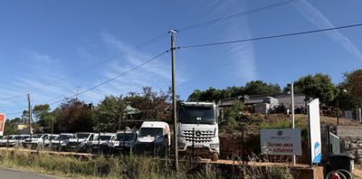 de nombreux camions garés sur le bord de la route