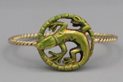 une image représentant une bague en or avec un lézard à l'intérieur