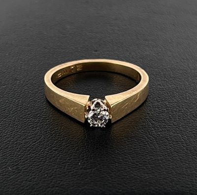 Bague solitaire en or jaune 750 millièmes ornée d'un diamant…