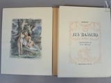 un livre ouvert sur lequel figure l'image d'une femme et d'un chien